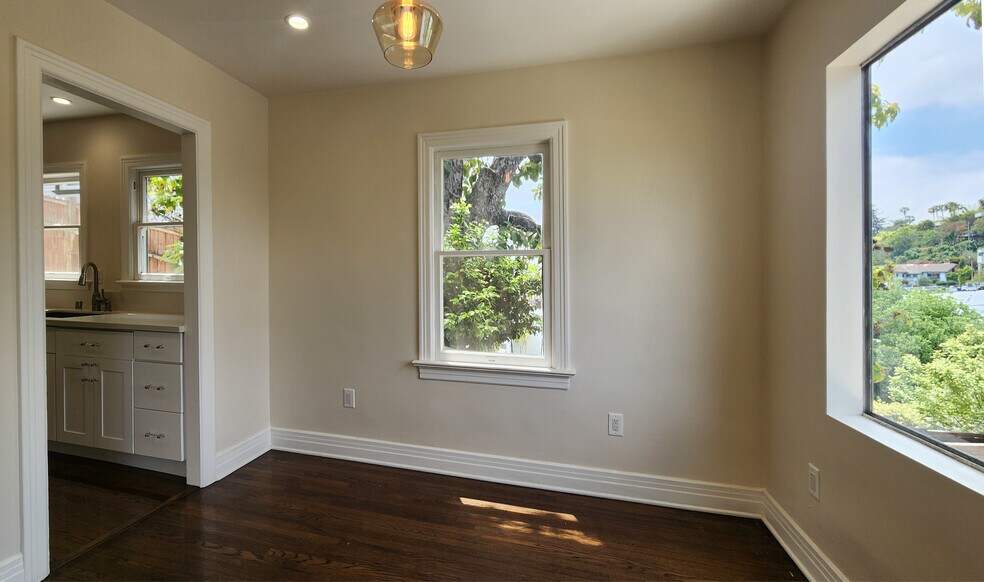 More Photos Of 3331 Hamilton Way, Los Angeles Apartments For Sale