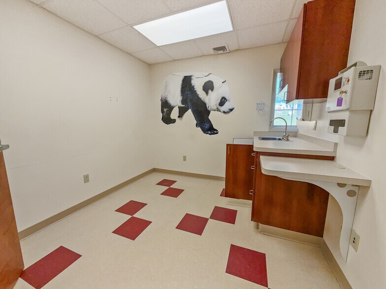 More Photos Of 42 E High St, East Hampton Storefront Retail Office For Lease