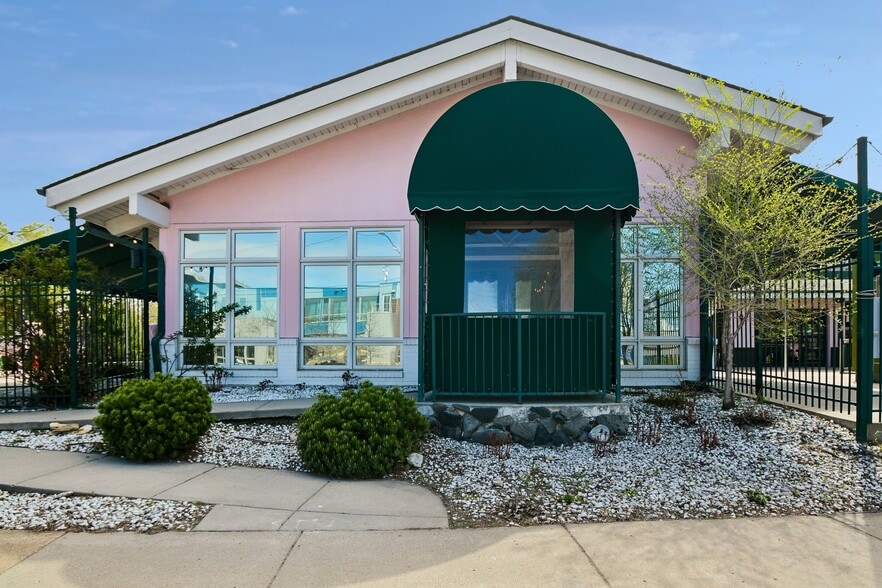 More Photos Of 2501 & 2519 Marshall St NE, Minneapolis Restaurant For Sale