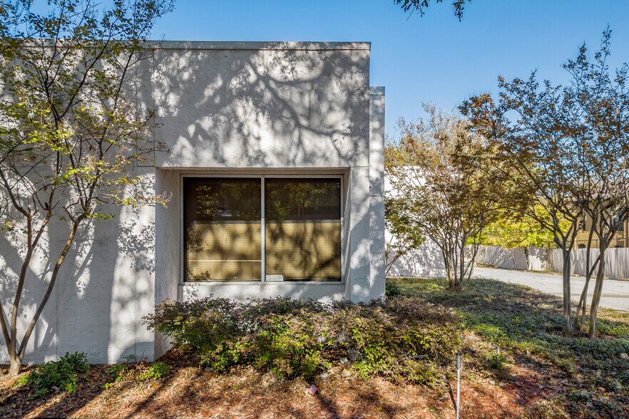 More Photos Of 8363 Meadow Rd, Dallas Office For Sale