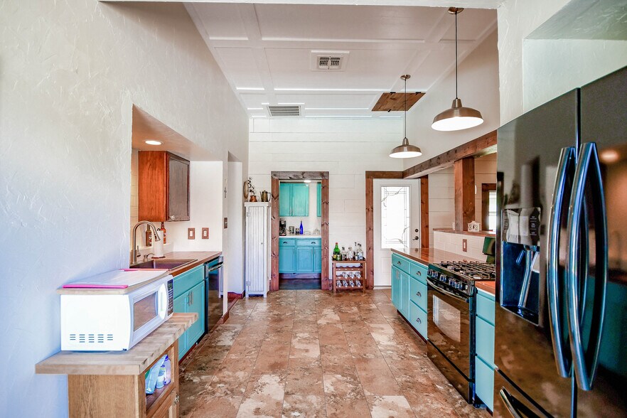 More Photos Of 512 N Travis St, Granbury Hospitality For Sale