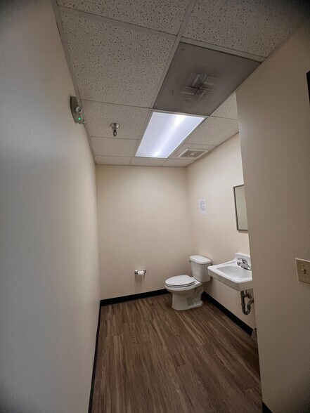 More Photos Of 7201-7203 Pinemont Dr, Houston Flex For Lease