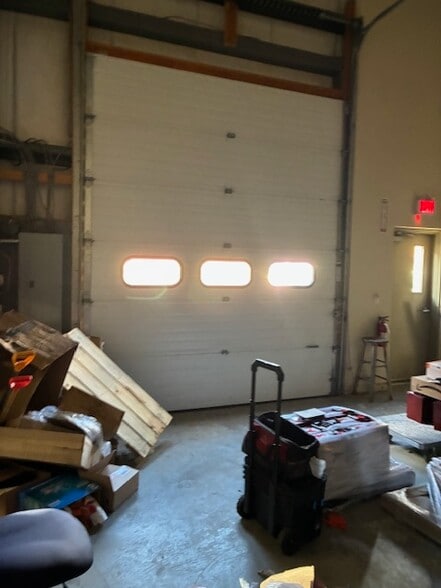 More Photos Of 160 S Turnpike Rd, Wallingford Light Distribution For Lease