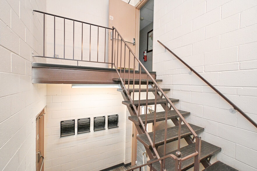 More Photos Of 8240 Clara Ave, Cincinnati Office For Sale