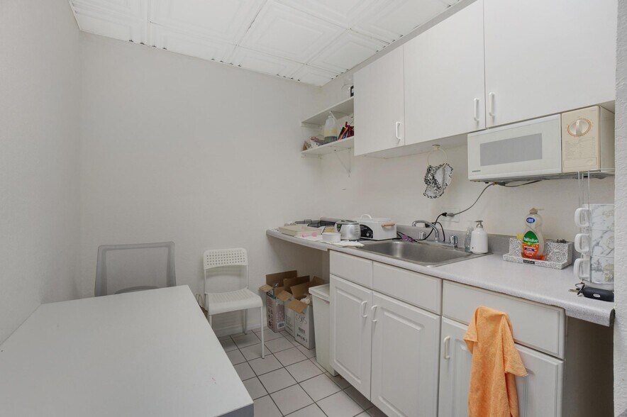 More Photos Of 1720 Harrison St, Hollywood Office Residential For Lease