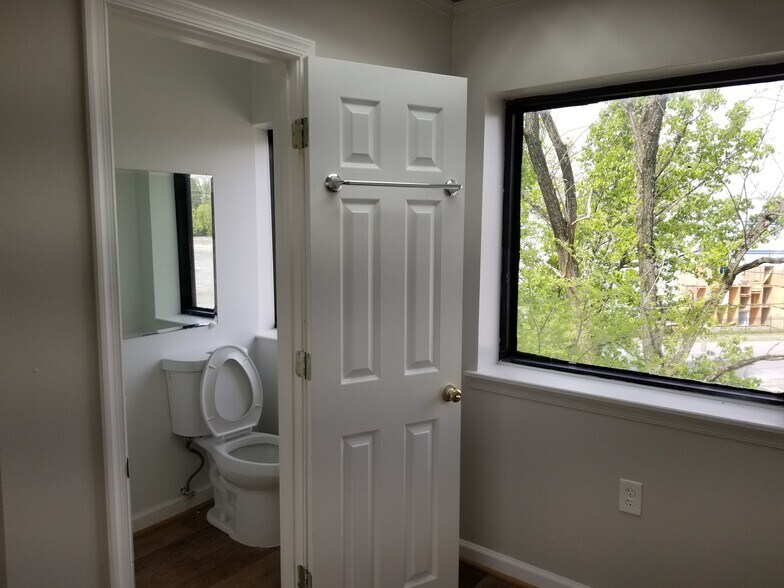 More Photos Of 4925-4949 Beech Rd, Temple Hills Flex For Lease