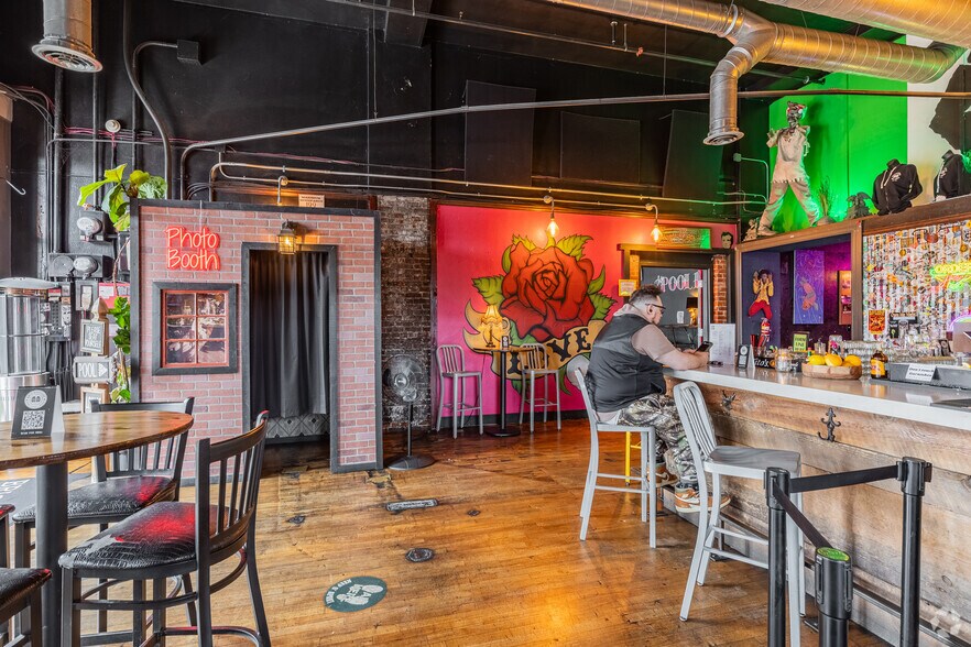 More Photos Of 1400 Main St, Vancouver Storefront For Sale