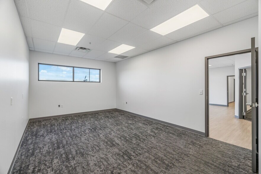 More Photos Of 1295 Huntington Park Dr, Loudon Warehouse For Lease