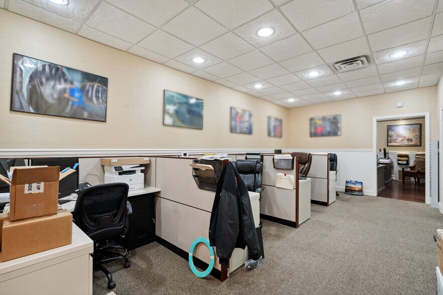 More Photos Of 83 Hampton Pl, Freeport Light Manufacturing For Sale