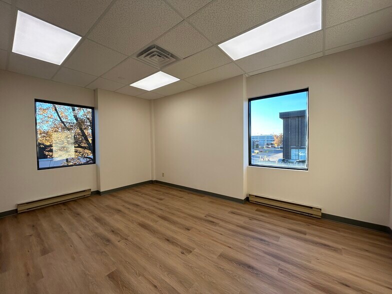 More Photos Of 4 Pl Du Commerce, Brossard Office For Lease