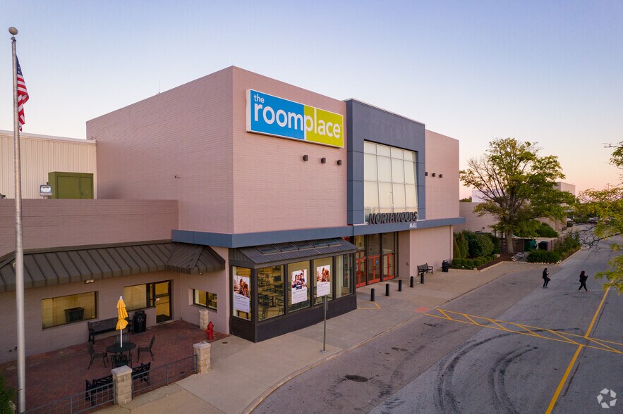 More Photos Of 2200 W War Memorial Dr, Peoria Department Store For Lease