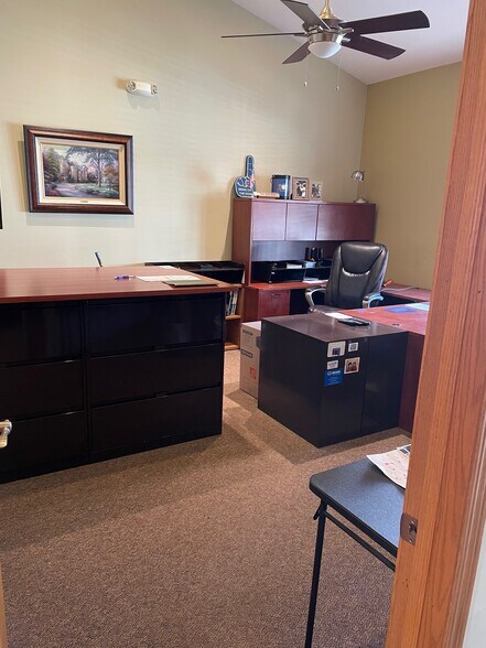 More Photos Of 302 Fox Glen Ct, Barrington Medical For Lease