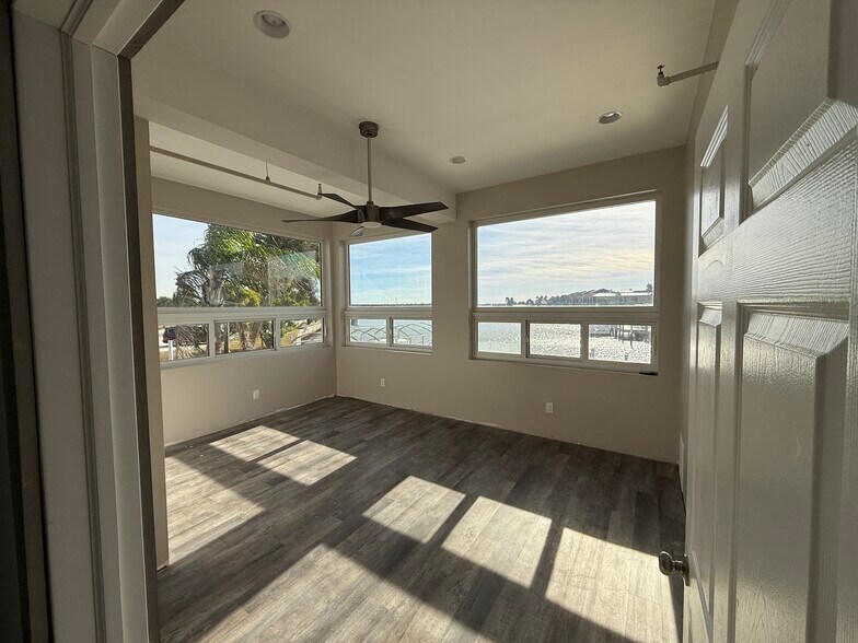 More Photos Of 1855 Gulf Blvd, Englewood Bar For Sale