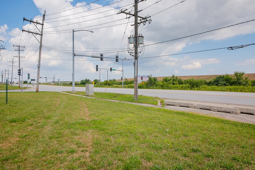 More Photos Of 560 N York Rd, Bensenville Showroom For Sale