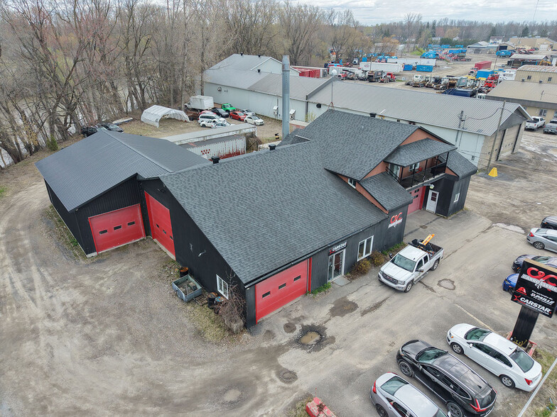 Primary Photo Of 11 Rue Notre-Dame, Berthierville Manufacturing For Sale