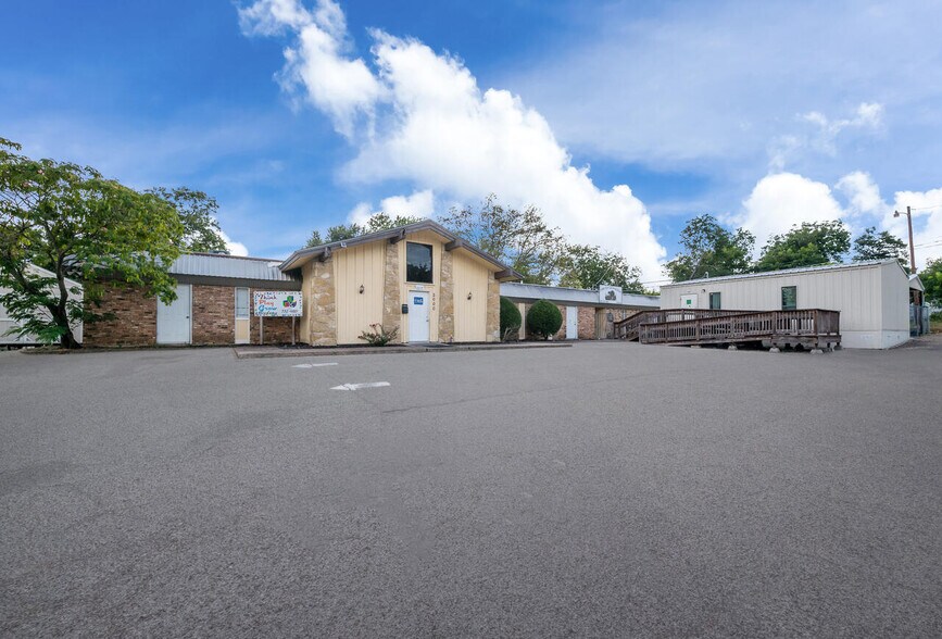 More Photos Of 2000 N 25th St, Waco Daycare Center For Sale