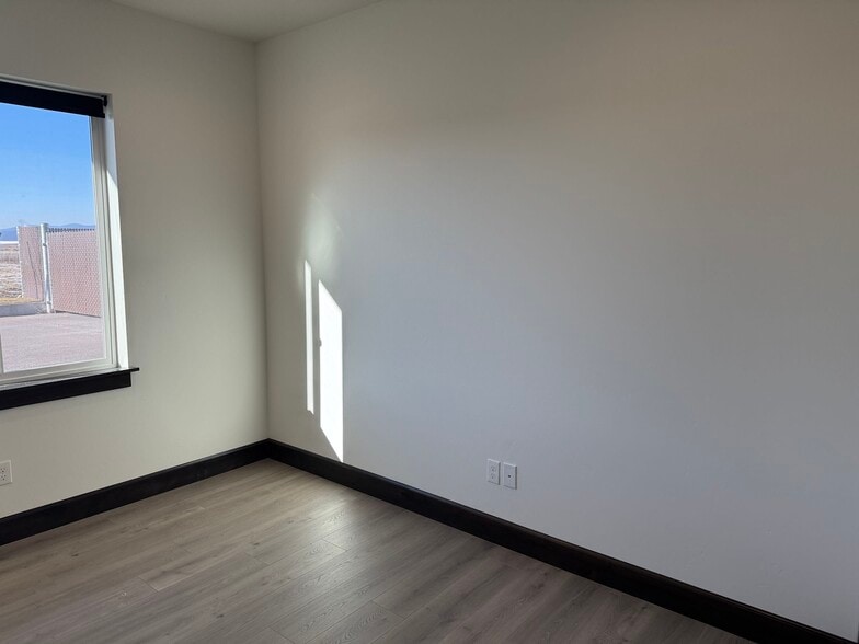 More Photos Of 3141 Bellanca, Hayden Industrial For Lease