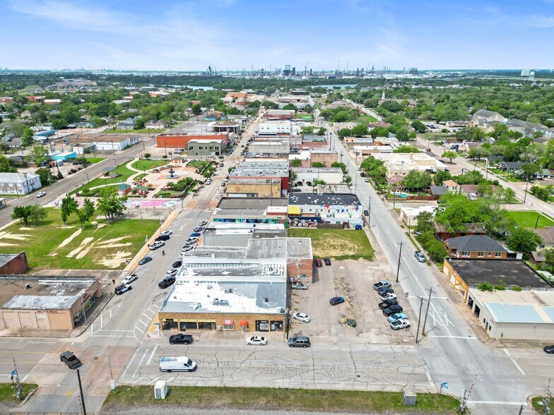 More Photos Of 100 W Texas Ave, Baytown Storefront For Sale