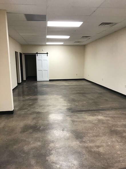 More Photos Of 14624 Metro Plaza Blvd, Edmond Warehouse For Lease