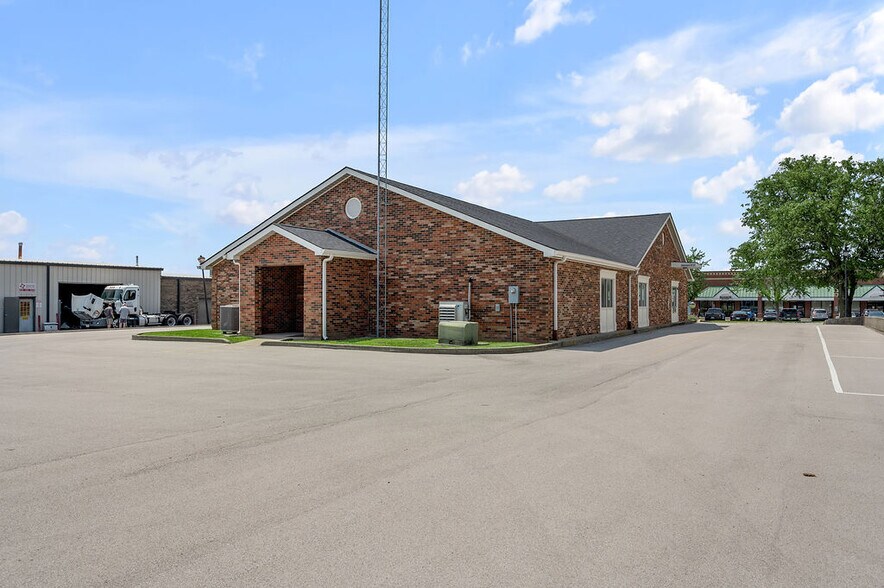 More Photos Of 250 Crossfield Dr, Versailles Industrial For Lease