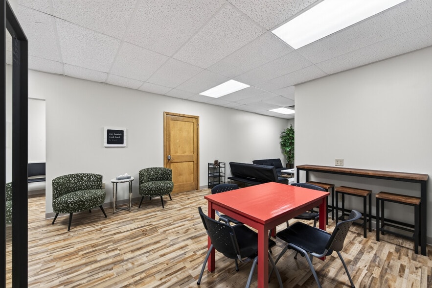 More Photos Of 146 Lake St N, Forest Lake Medical For Lease