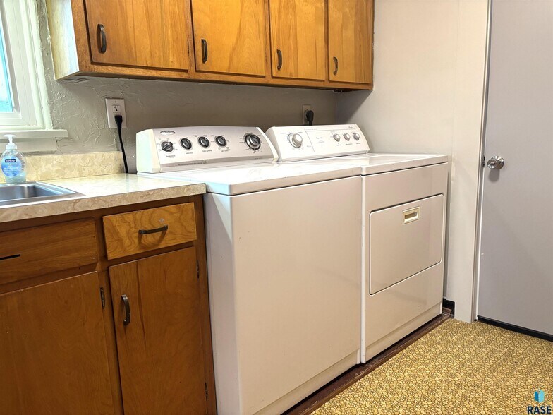 More Photos Of 118 N Broadway Ave, Miller General Retail For Sale