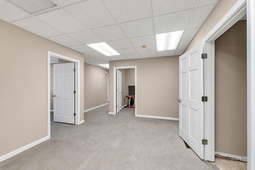 More Photos Of 5 Buttrick Rd, Londonderry Office For Lease