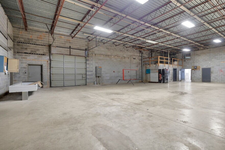 More Photos Of 904 N Main St, Anderson Auto Repair For Sale