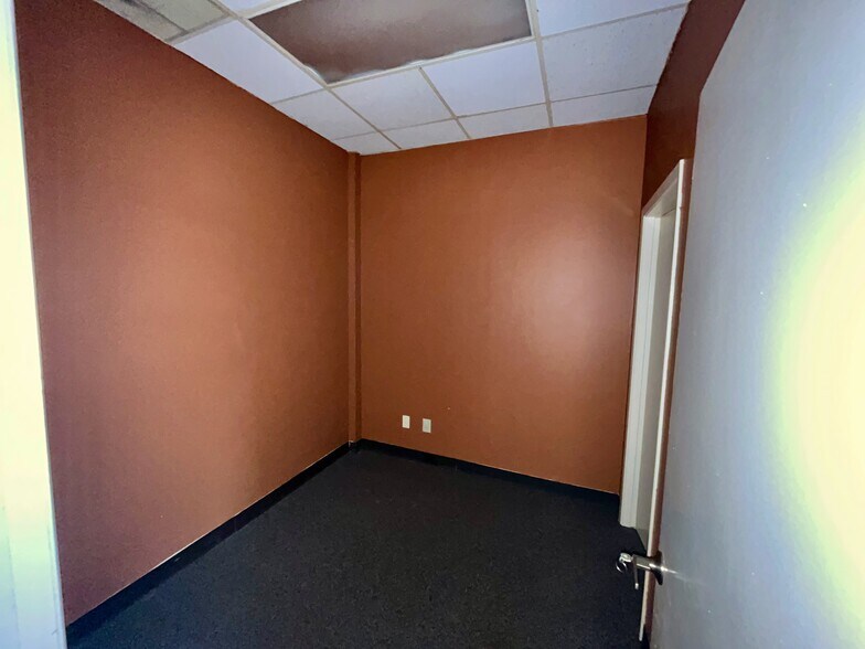 More Photos Of 1712 N Frazier St, Conroe Unknown For Sale