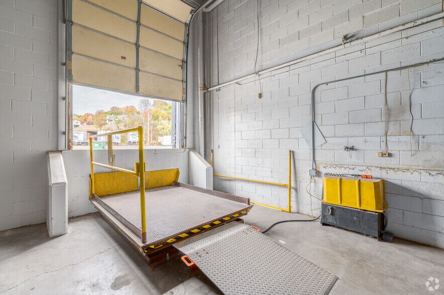 More Photos Of 630 Maryland Ave, Charleston Warehouse For Lease