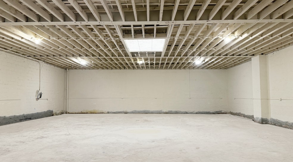 More Photos Of 360 Scholes St, Brooklyn Warehouse For Lease