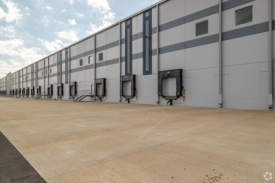 More Photos Of 11525 Lakeridge Pky, Ashland Distribution For Lease