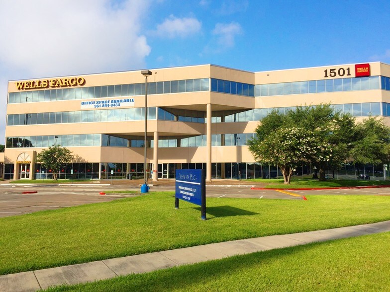 More Photos Of 1501 E Mockingbird Ln, Victoria Office For Lease
