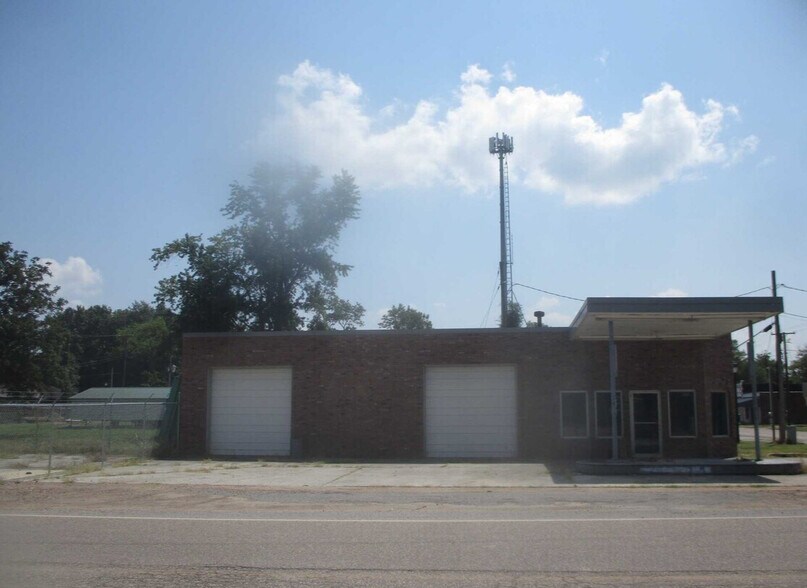 Primary Photo Of 64 Main & Highway 64B, Crawfordsville Service For Sale