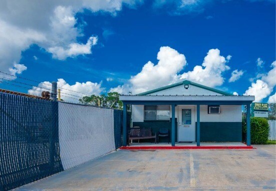 More Photos Of 2370 E Mulberry St, Angleton Self Storage For Sale