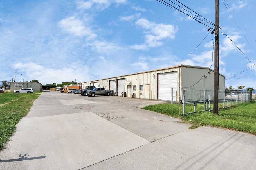 More Photos Of 1027 Aldine Bender Rd, Houston Warehouse For Lease
