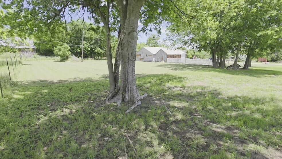 More Photos Of 110 County Road 421, Thorndale Freestanding For Sale