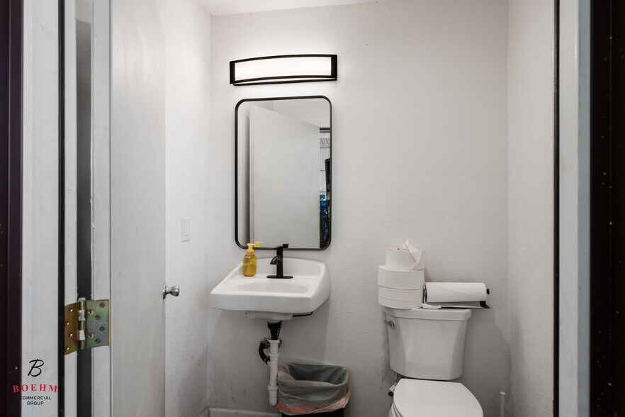 More Photos Of 9106 Highway 16, Pipe Creek Flex For Sale