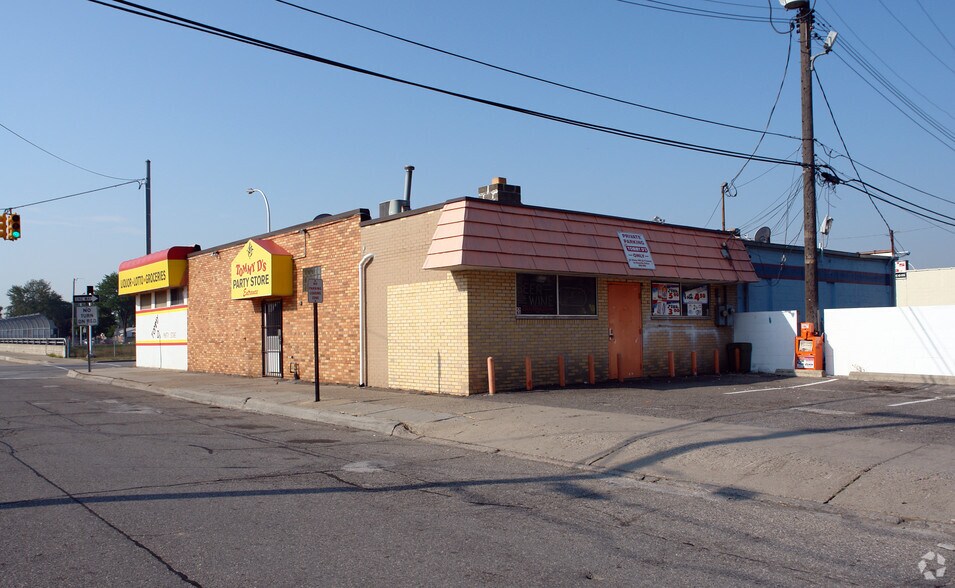 Primary Photo Of 16325 E 11 Mile Rd, Roseville Convenience Store For Sale