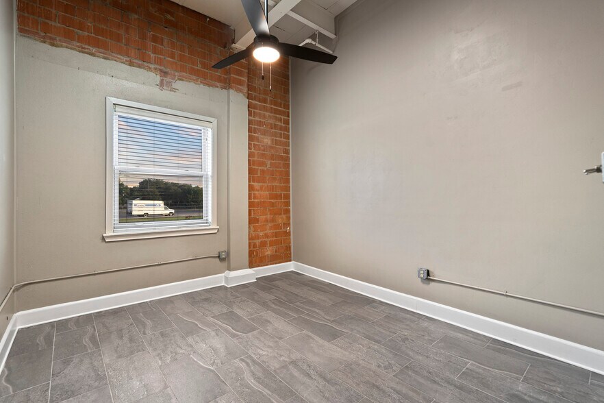 More Photos Of 3363 E Commerce St, San Antonio Unknown For Lease