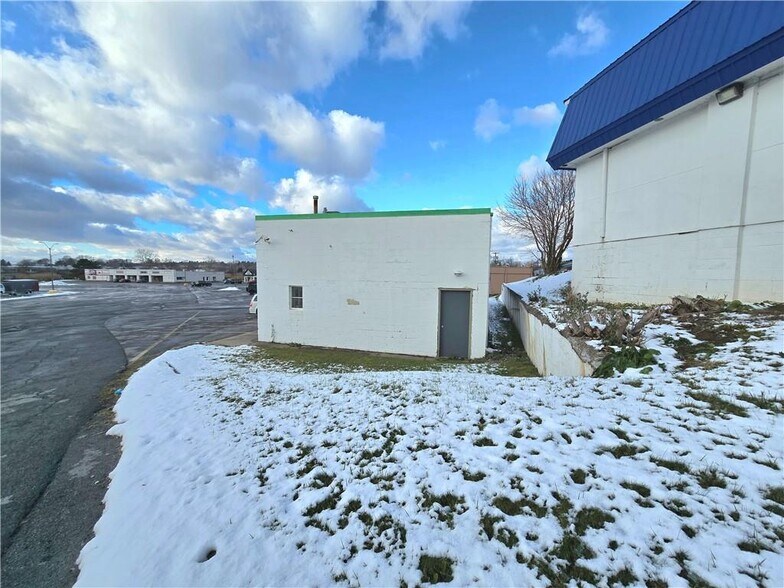 More Photos Of 2803 Brewerton Rd, Mattydale Freestanding For Sale