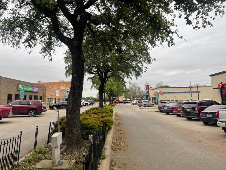 More Photos Of 136 S Main St, Irving Storefront Retail Office For Lease