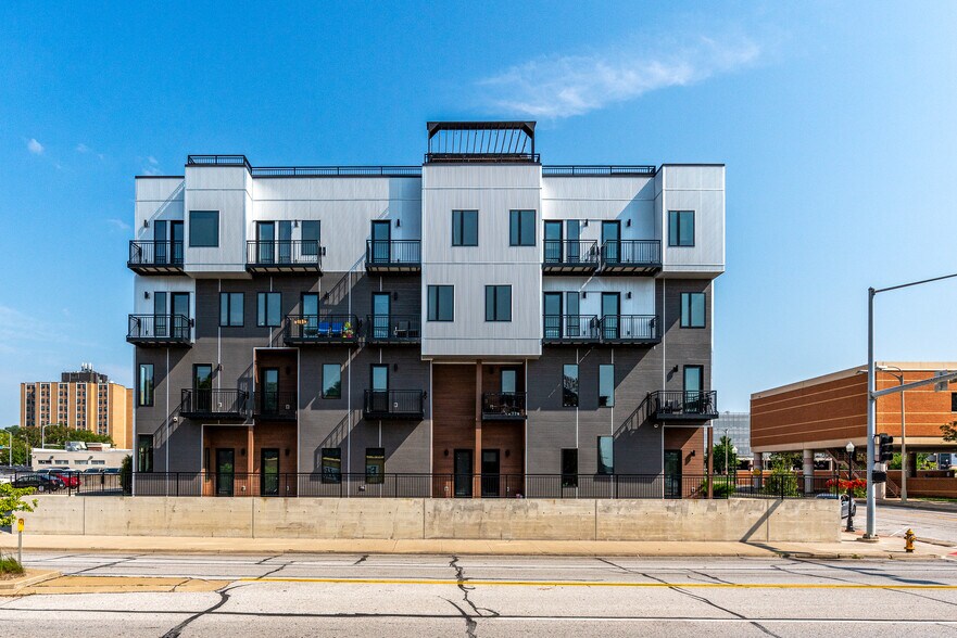 More Photos Of 400 W River Dr, Davenport Apartments For Sale