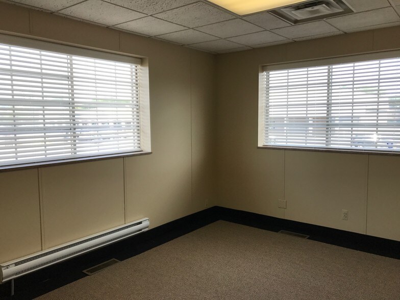 More Photos Of 2820 W Maple Rd, Troy Office For Sale