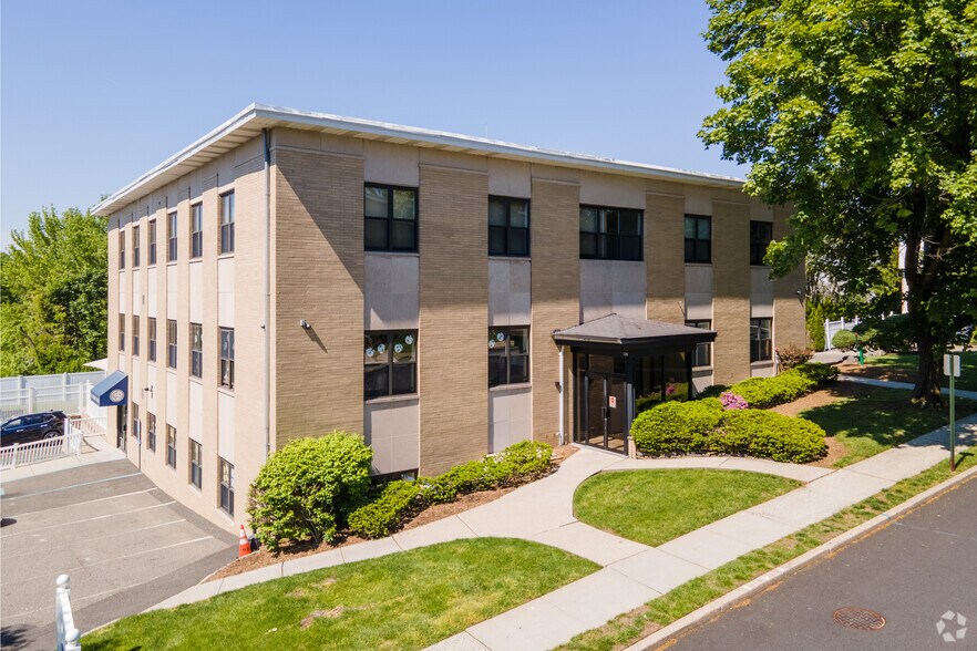 Primary Photo Of 120 Charlotte Pl, Englewood Cliffs Medical For Lease