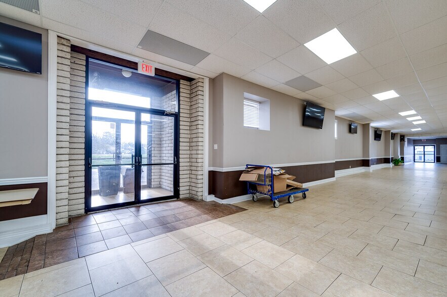 More Photos Of 6962 Coles Rd, Middletown General Retail For Sale