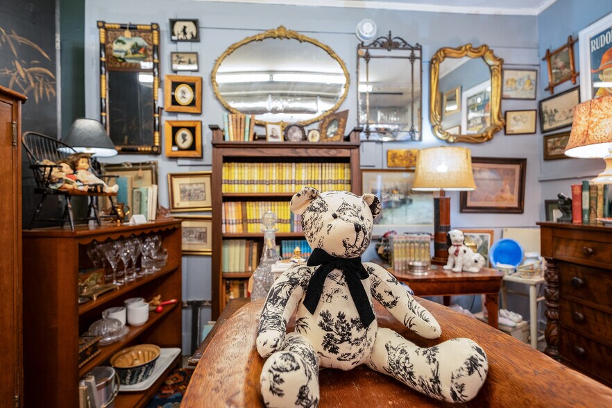 More Photos Of 3301 Franklin Ave, Millbrook General Retail For Sale