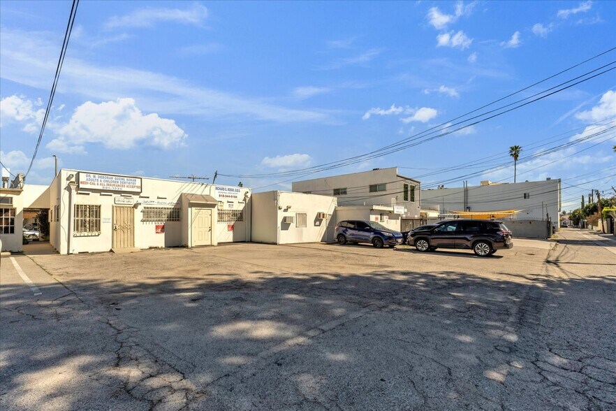 More Photos Of 18032 Ventura Blvd, Encino Medical For Lease