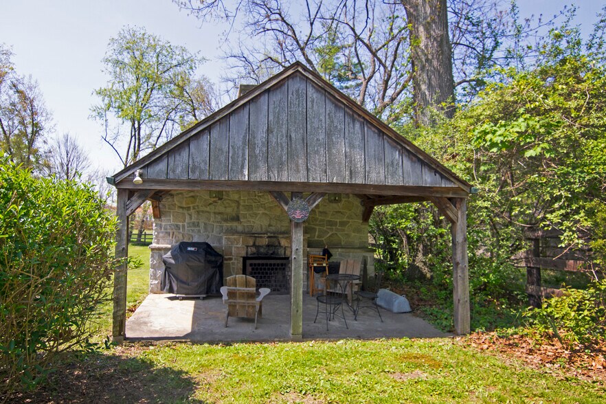 More Photos Of 8789 Seneca Trail South, Ronceverte Office For Sale