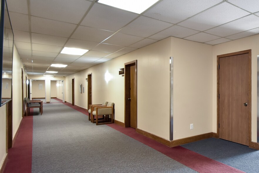 More Photos Of 913 W Holmes Rd, Lansing Medical For Sale